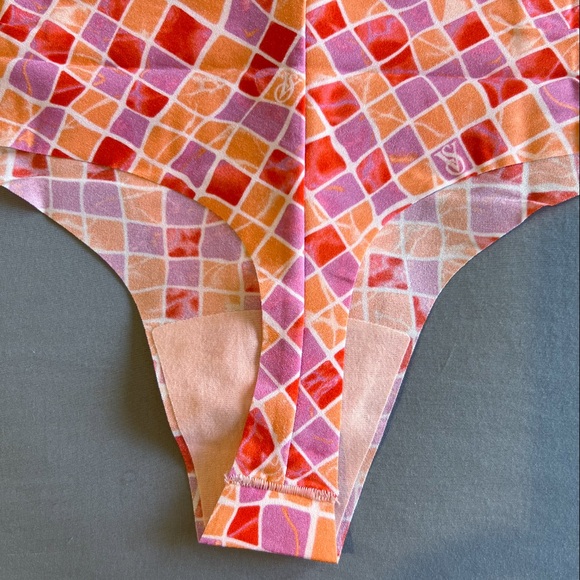 VICTORIA’S SECRET 5-Pack No Show Thong Seamless Panty Set Low Rise Size MEDIUM - Picture 8 of 12